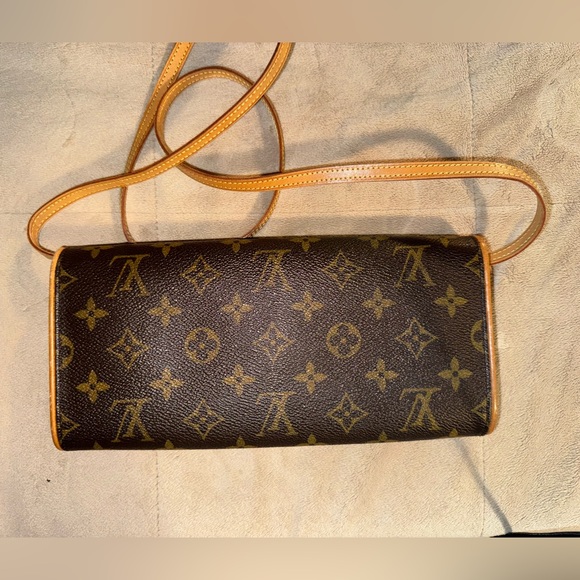 Louis Vuitton Monogram GM Twin Crossbody - Picture 4 of 8